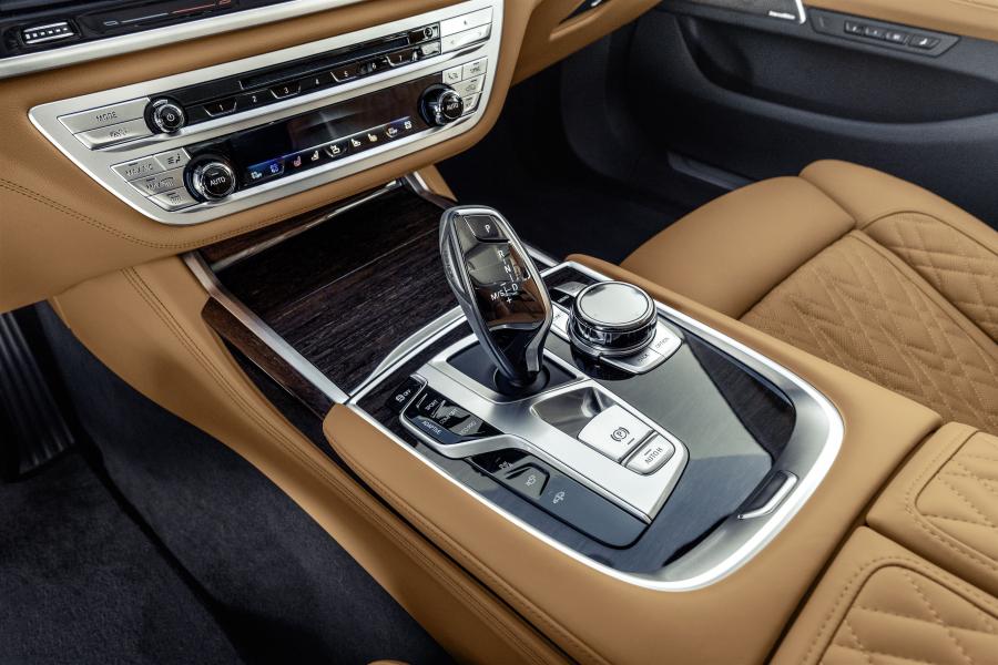 Детали интерьера BMW 750Li xDrive (G12) 2019 года  (WW) (фото 43 из 164)